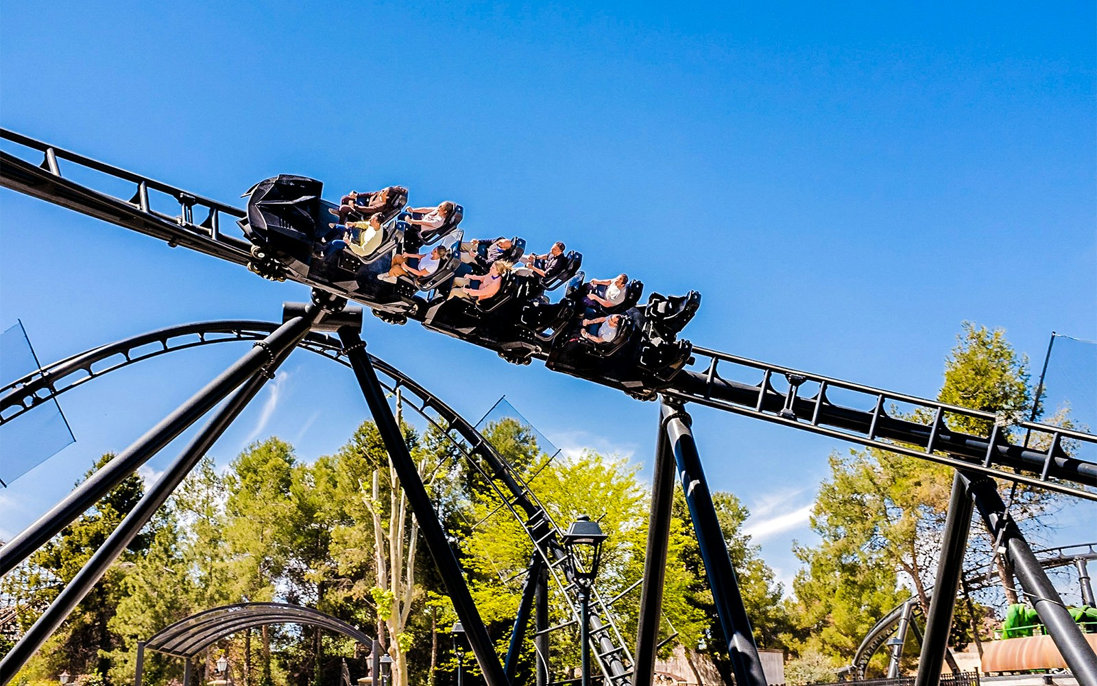 Visitors enjoying rides and attractions at Parque Warner Madrid theme park.