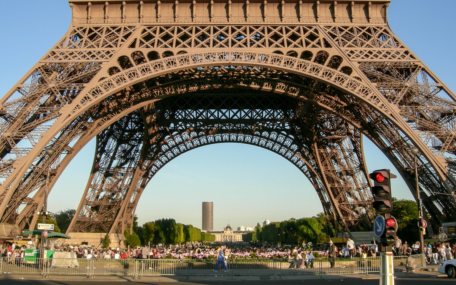 Menschen auf der Esplanade vor und unter dem Eiffelturm in Paris