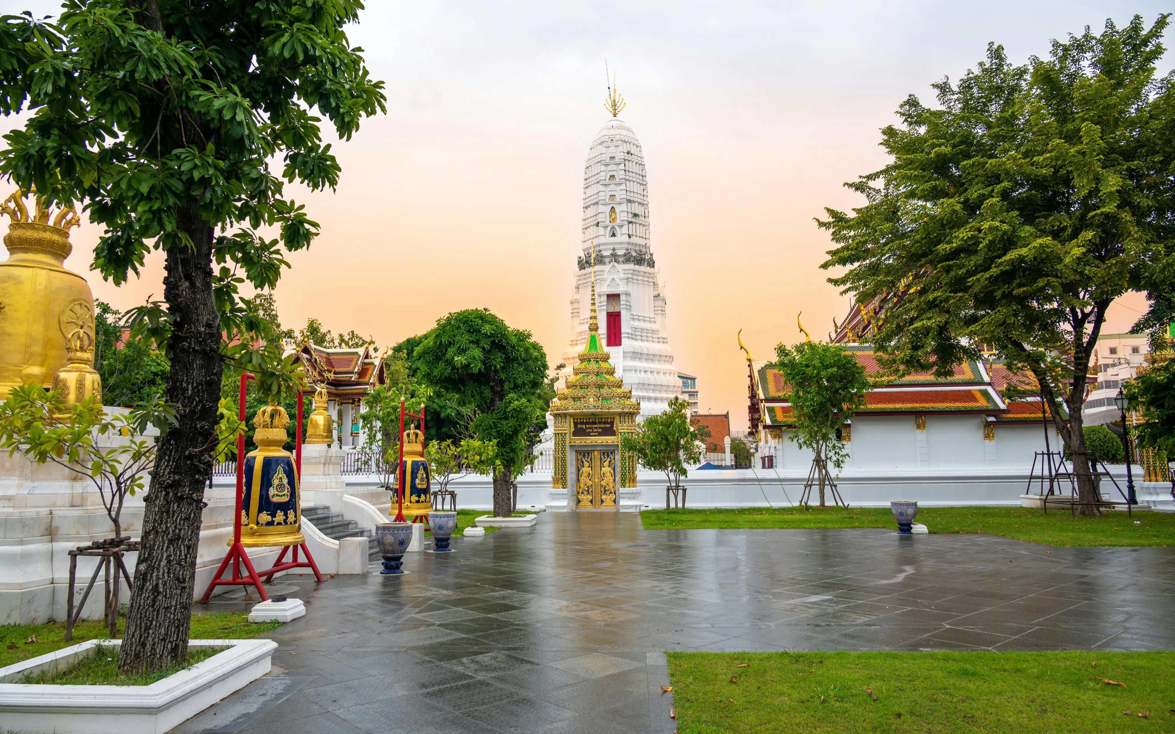 Wat Rakhang Kositaram