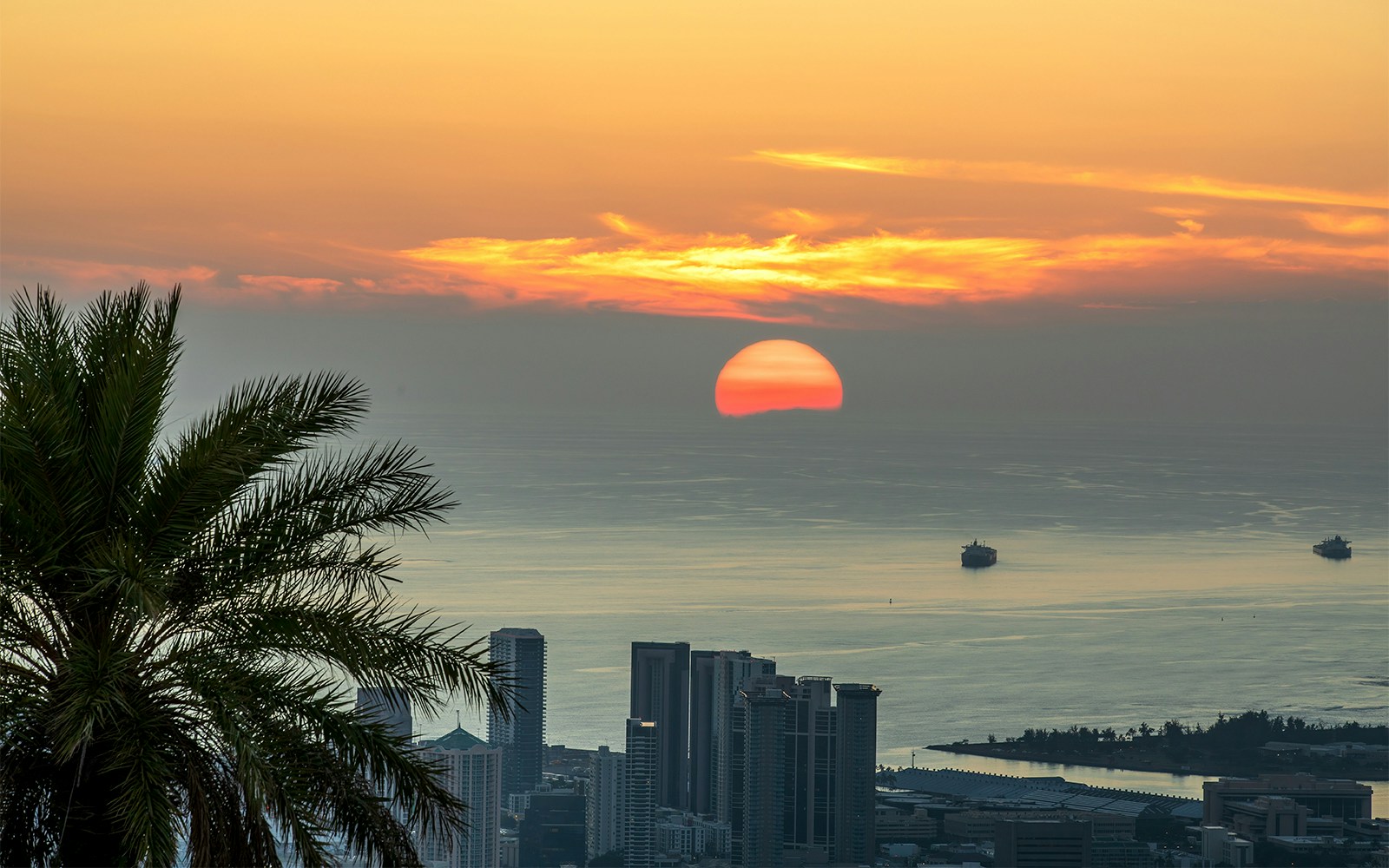 Zoomed in picture of the sunset from the Diamond head lookout point
