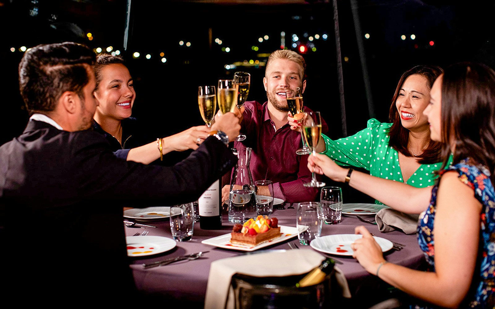 Guests toasting with champagne on a Paris New Year’s Eve 2025 cruise by Bateaux Parisiens.