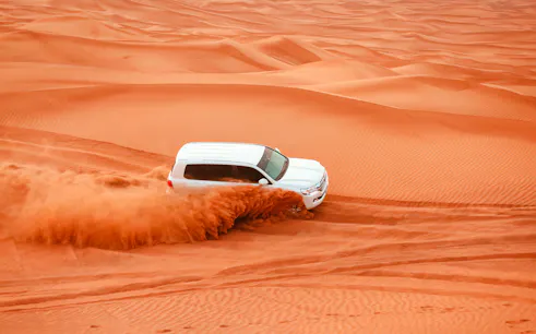 safari nocturno por el desierto de dubái con traslados compartidos, cena de barbacoa y espectáculos en directo-1