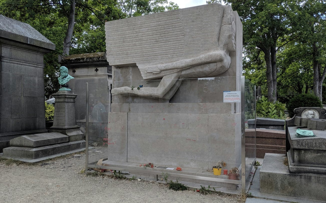 visite à pied en petit groupe du cimetière du père-lachaise, suivie d'une dégustation de vin et de fromages dans un bar du quartier-5