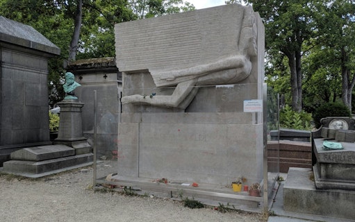visite à pied en petit groupe du cimetière du père-lachaise, suivie d'une dégustation de vin et de fromages dans un bar du quartier-5