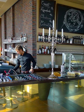 Bar area at Panoramapunkt Berlin with bartender preparing drinks.