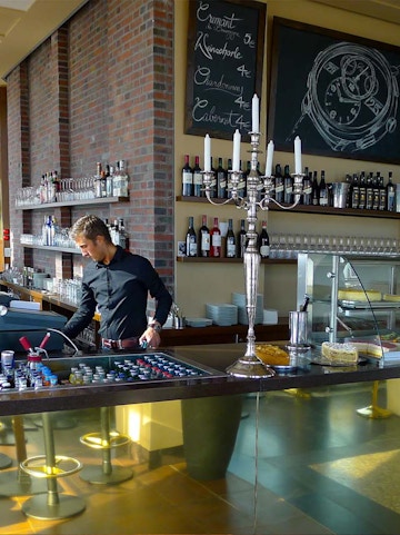 Bar area at Panoramapunkt Berlin with bartender preparing drinks.