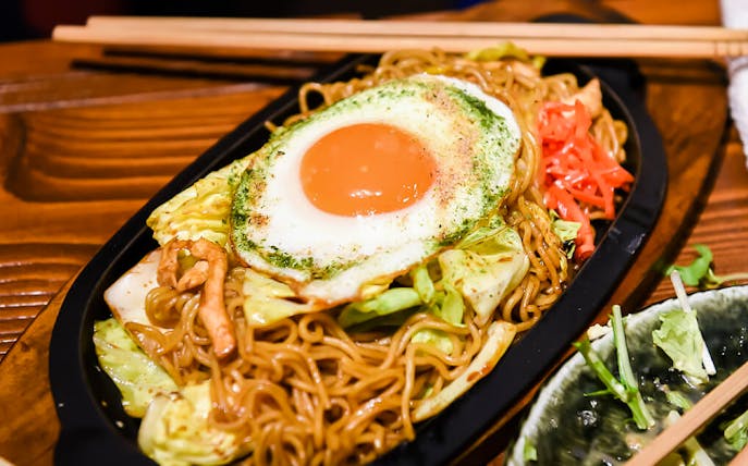 Stir-fried yakisoba noodles with fried egg and vegetables on Tokyo Allstar Food Tour.