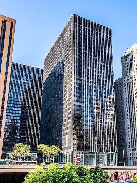 Skyscrapers at 111 E. Wacker Dr. in Chicago with clear blue sky.