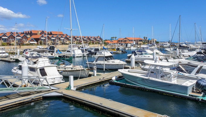 Hillarys Boat Harbour avec des bateaux à quai et des visiteurs en train d'explorer à Perth, en Australie occidentale.