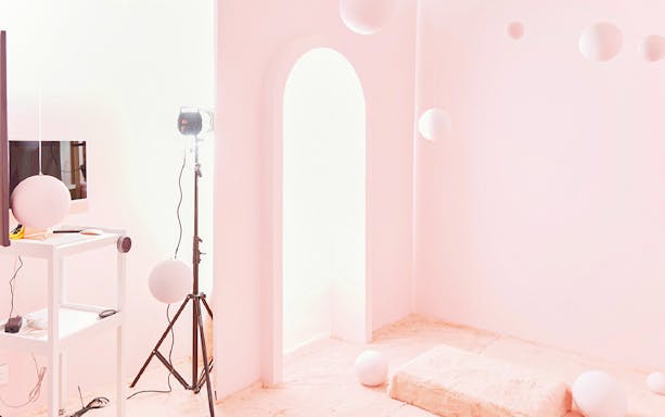 Studio setup with lighting equipment and props for a photo shoot in Seeik, Seoul.
