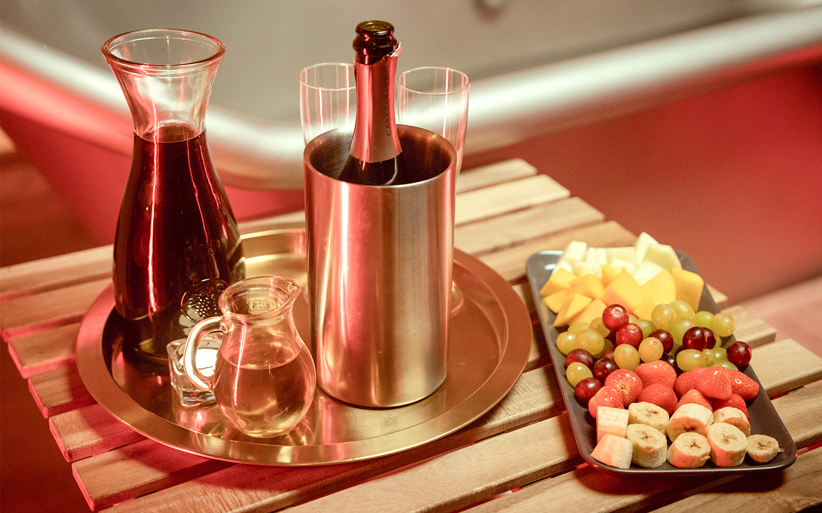 Carafe and wine with fruit bowl on wooden table in Eine.