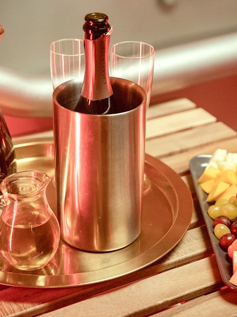 Carafe and wine with fruit bowl on wooden table in Eine.