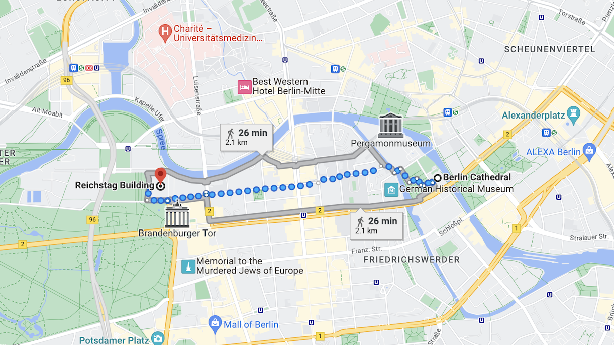 Zu Fuß zum Reichstagsgebäude in Berlin