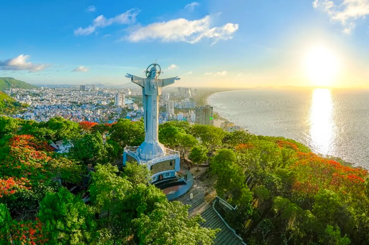 From Ho Chi Minh City: Vũng Tàu Beach Day Trip with Lunch