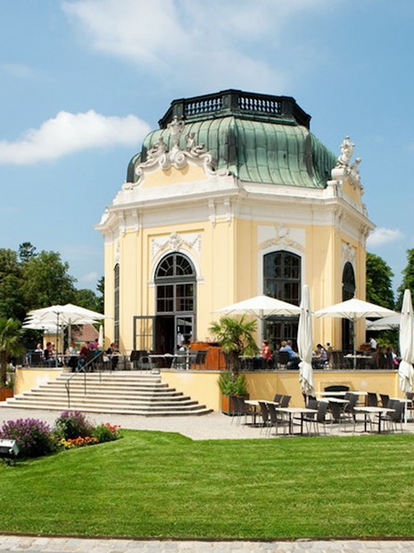 Kaiser Pavilion at Schönbrunn Zoo with outdoor seating and gardens.