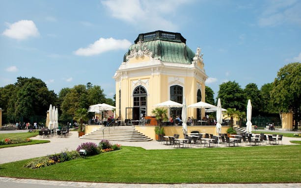 Kaiser Pavilion at Schönbrunn Zoo with outdoor seating and gardens.