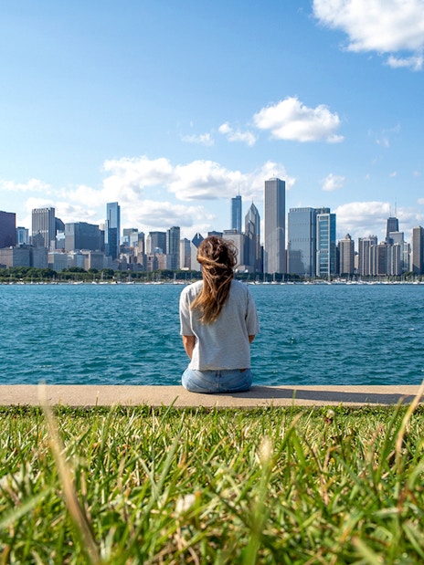 Guest viewing Chicago skyline from lakefront during Skydeck and Architecture Cruise tour.