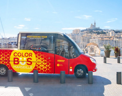 bus turístico marsella Colorbus cerca del puerto