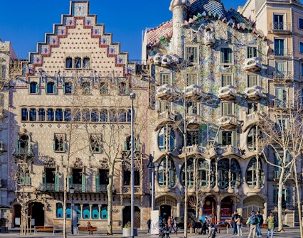 Casa Batllò's colorful facade in Barcelona, showcasing Gaudí's unique architectural style.
