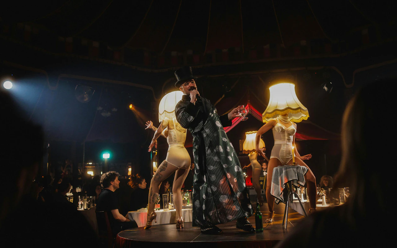 Vienna Burlesque Dinner Club allo Spiegelzelt MIRAGE con cena a più portate e festa dopo lo spettacolo — 9