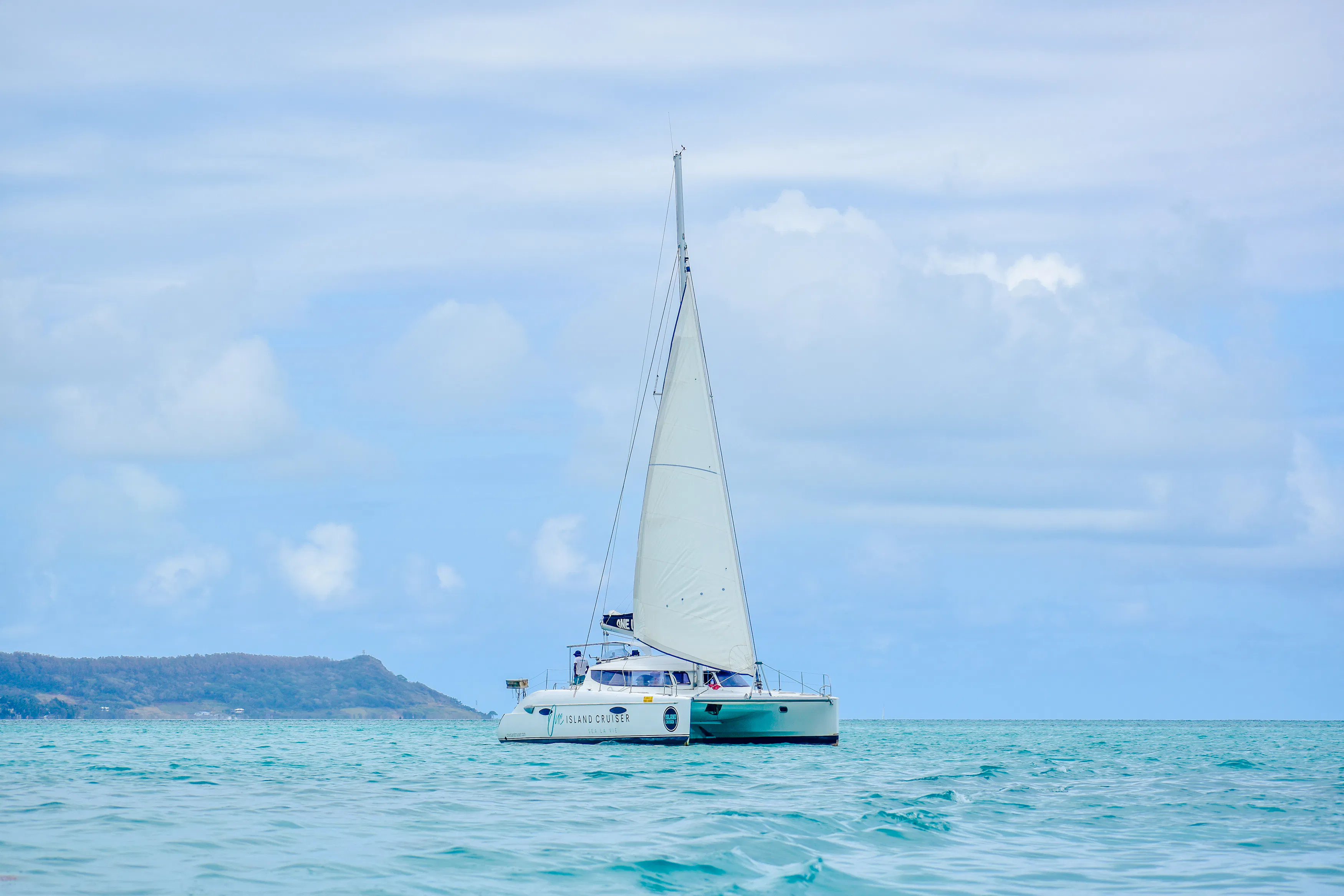 passeio de catamarã até a île aux cerfs com parasailing, passeio de boia, almoço e bebidas-1
