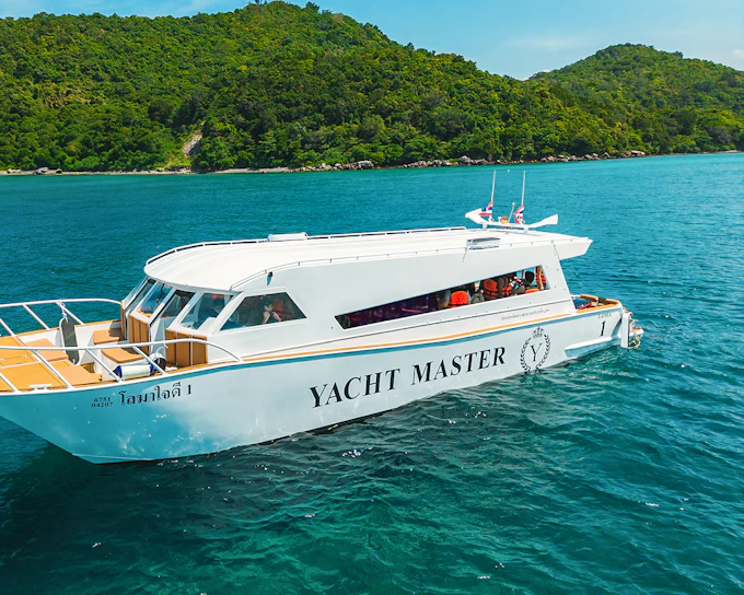 From Phuket: Sunset Tour of Phi Phi, Maya Bay & Bamboo Island by Premium Speed Catamaran with Lunch & Hotel Transfers