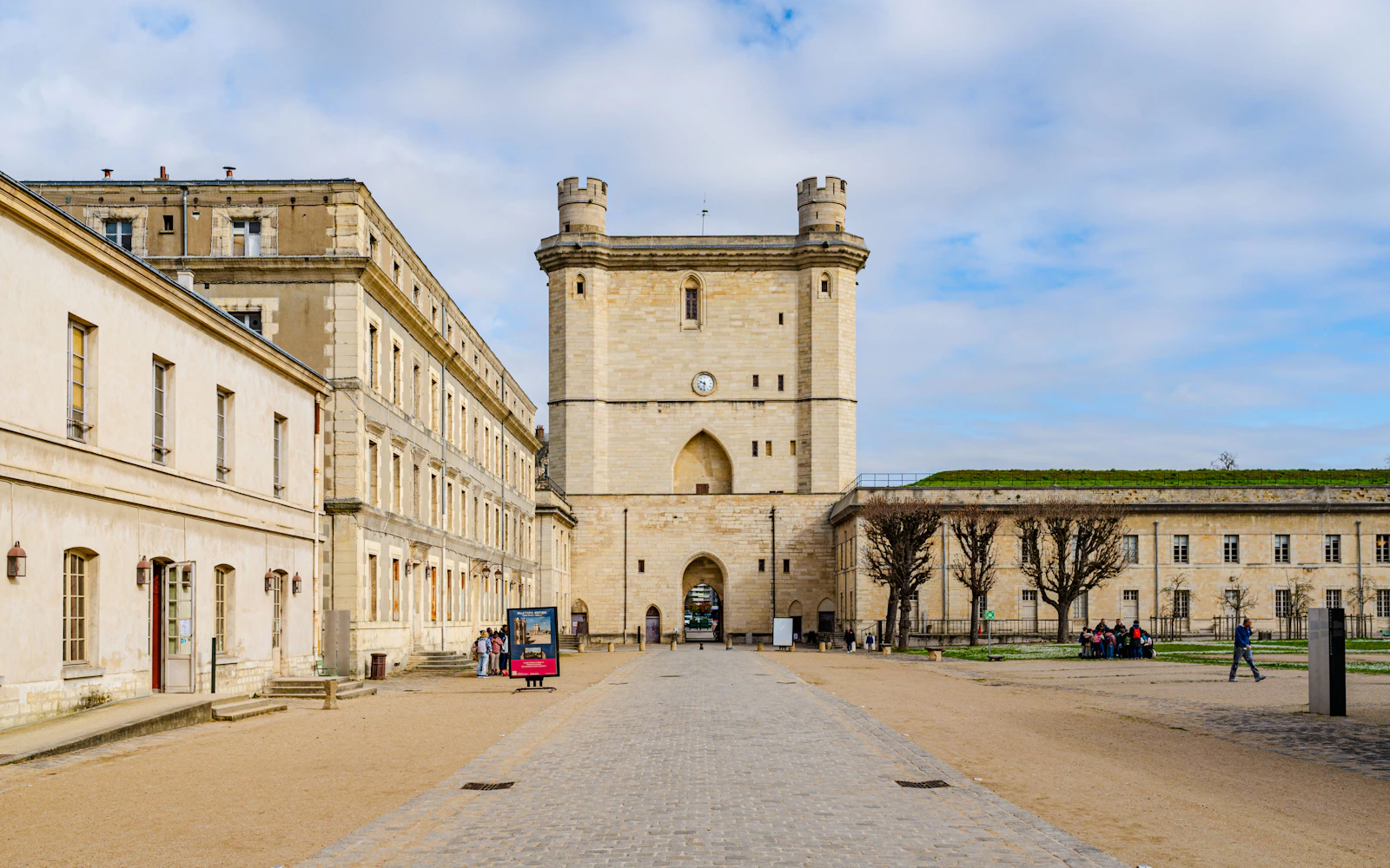 Château de Vincennes Entry Tickets with Free Souvenir Keychains