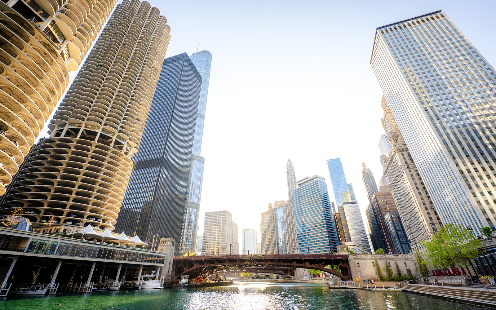 Downtown Chicago skyline with Chicago River and iconic skyscrapers.