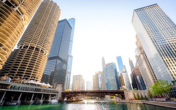 Downtown Chicago skyline with Chicago River and iconic skyscrapers.