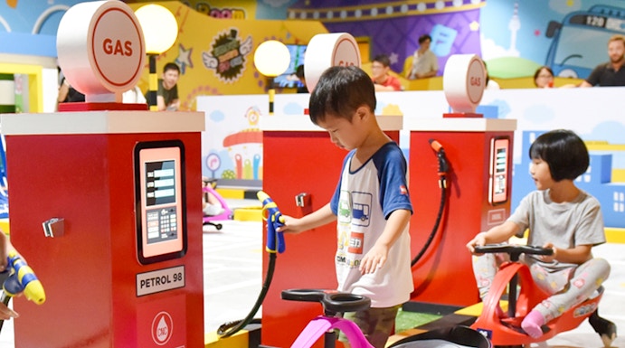 Children playing at Tayo Station gas station-themed ride.