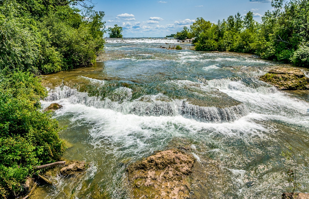 Three Sisters rock formation in Blue Mountains, Australia, with scenic valley view.