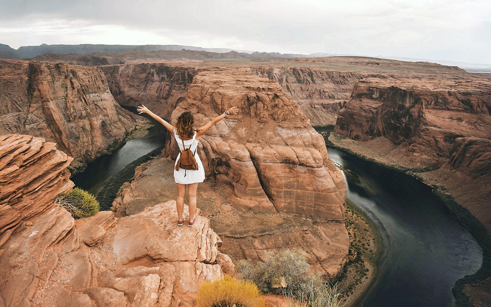 Tourist overlooking Horseshoe Bend during Lower Antelope Canyon day tour from Las Vegas.