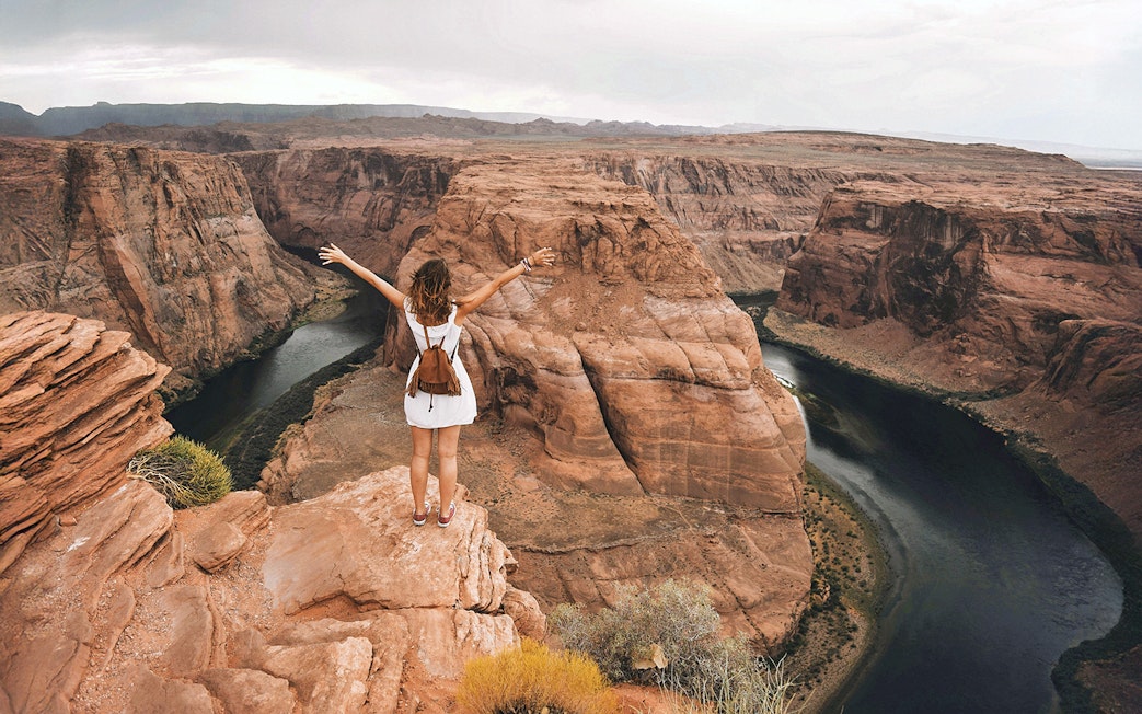Tourist overlooking Horseshoe Bend during Lower Antelope Canyon day tour from Las Vegas.