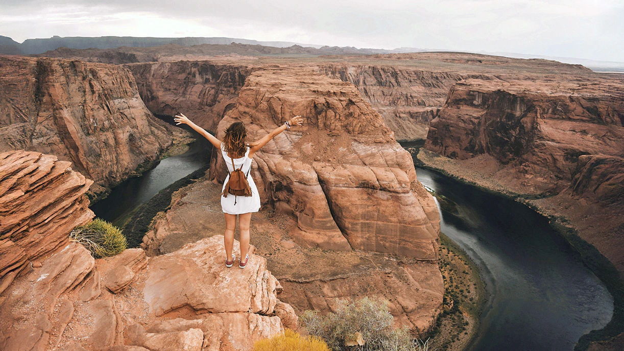Tourist overlooking Horseshoe Bend during Lower Antelope Canyon day tour from Las Vegas.