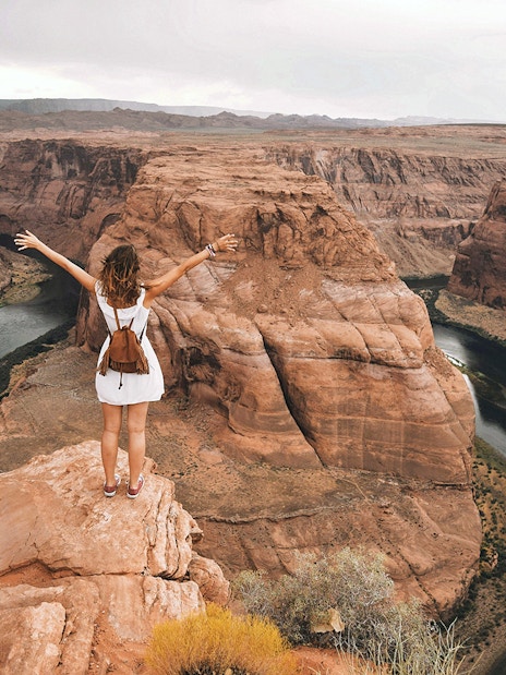 Tourist overlooking Horseshoe Bend during Lower Antelope Canyon day tour from Las Vegas.