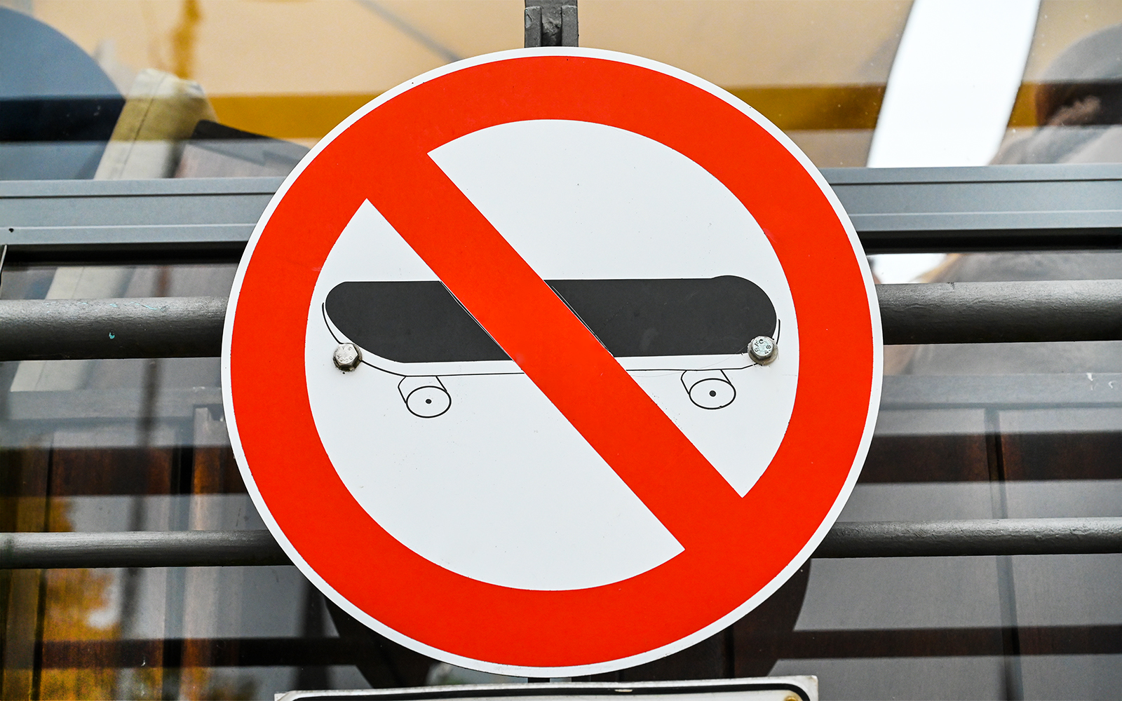 No skateboarding sign with red circle and slash over a skateboard.