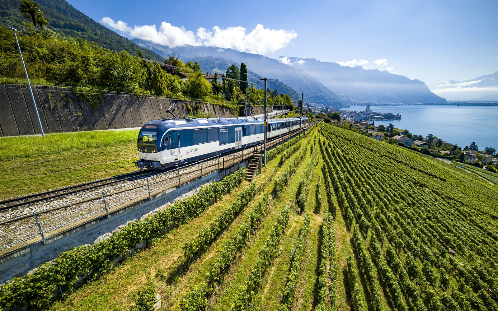 El tren Golden Pass recorre los Alpes suizos con vistas panorámicas de montañas y lagos.