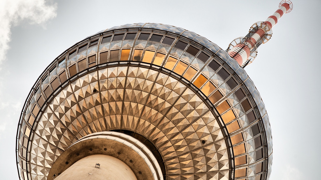 Kuppel des Fernsehturms Berlin von unten
