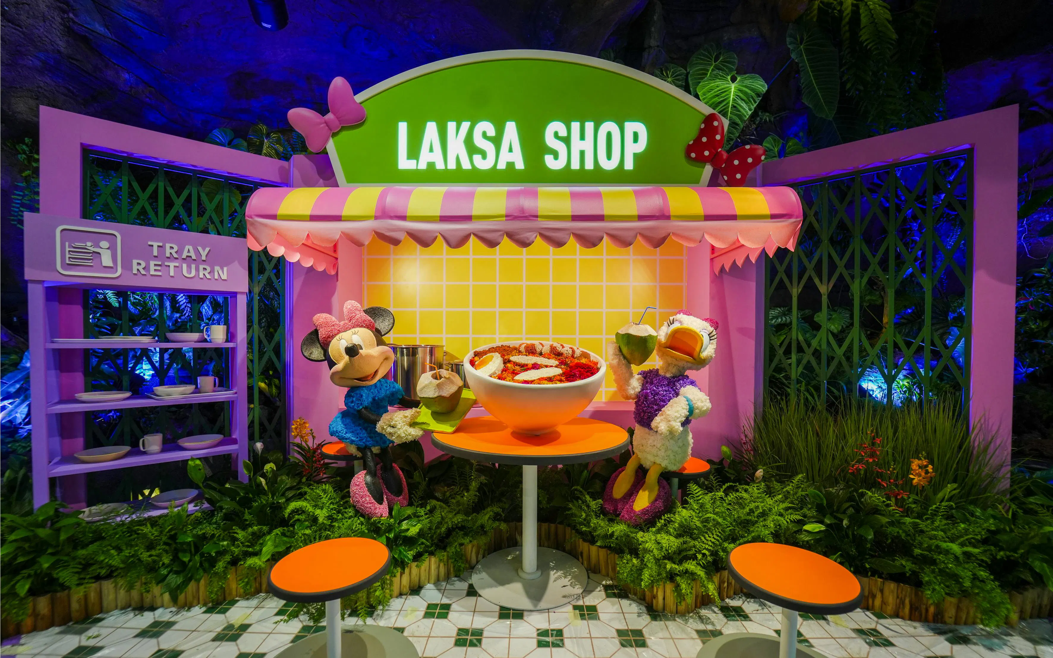 Minnie and Daisy at Laksa Shop display in Disney Garden of Wonder.