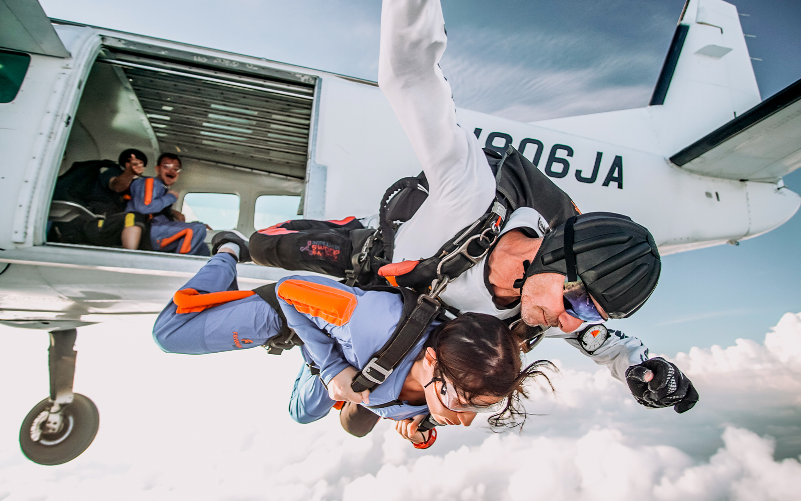 Homem caindo com pára-quedas aventura extrema salto no céu