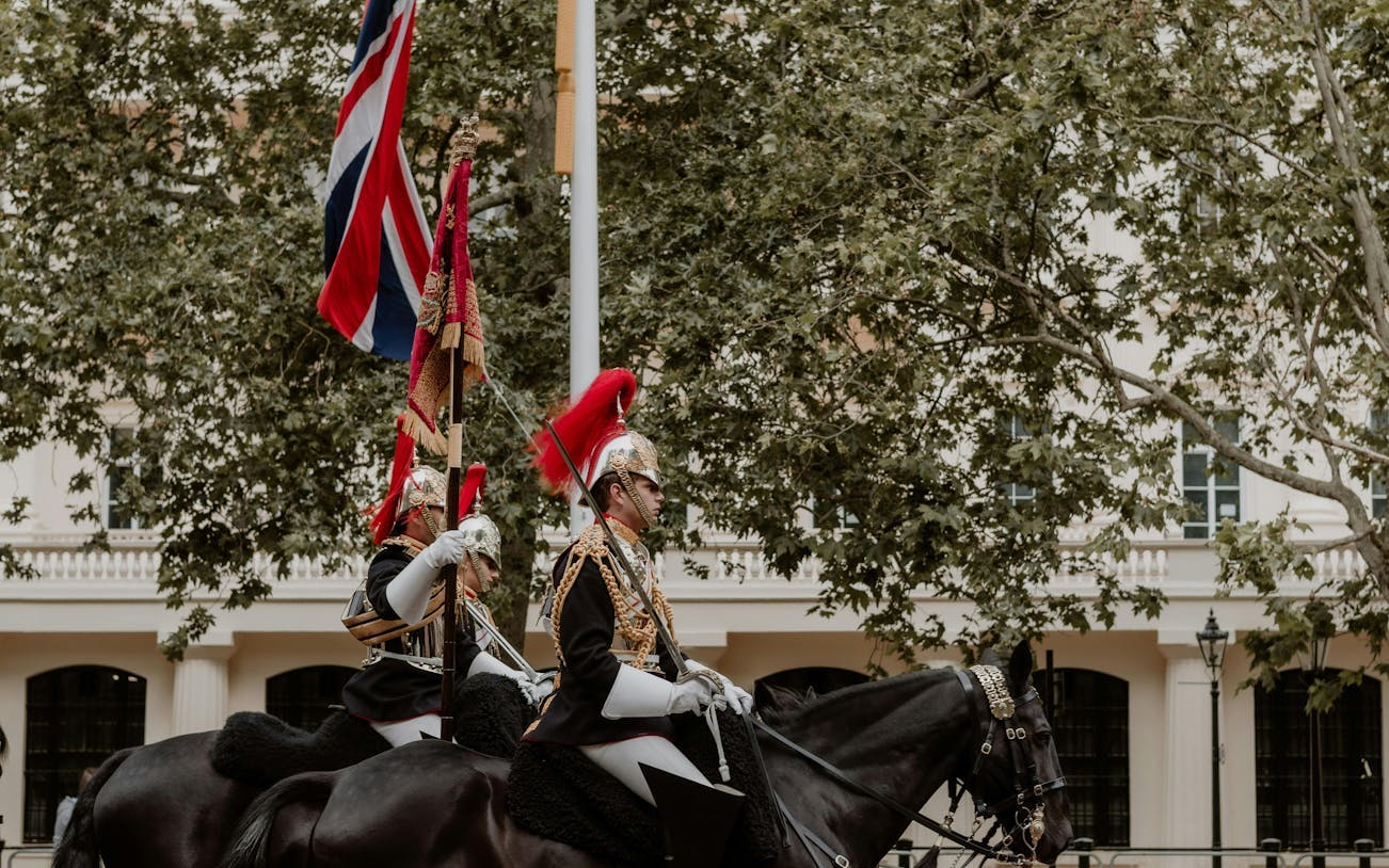 london small-group walking tour with changing of the guard ceremony-1