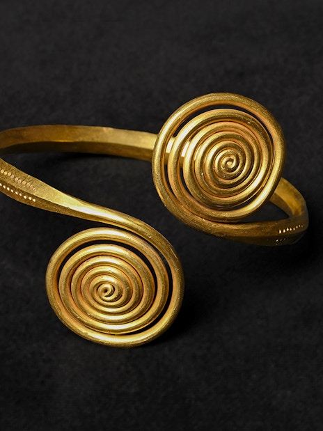 Gold spiral bracelet exhibit at Natural History Museum Vienna.