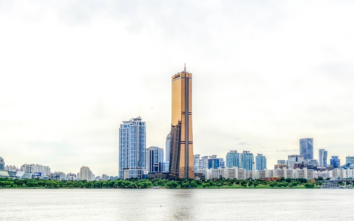 63 Building overlooking River Han in Seoul skyline.