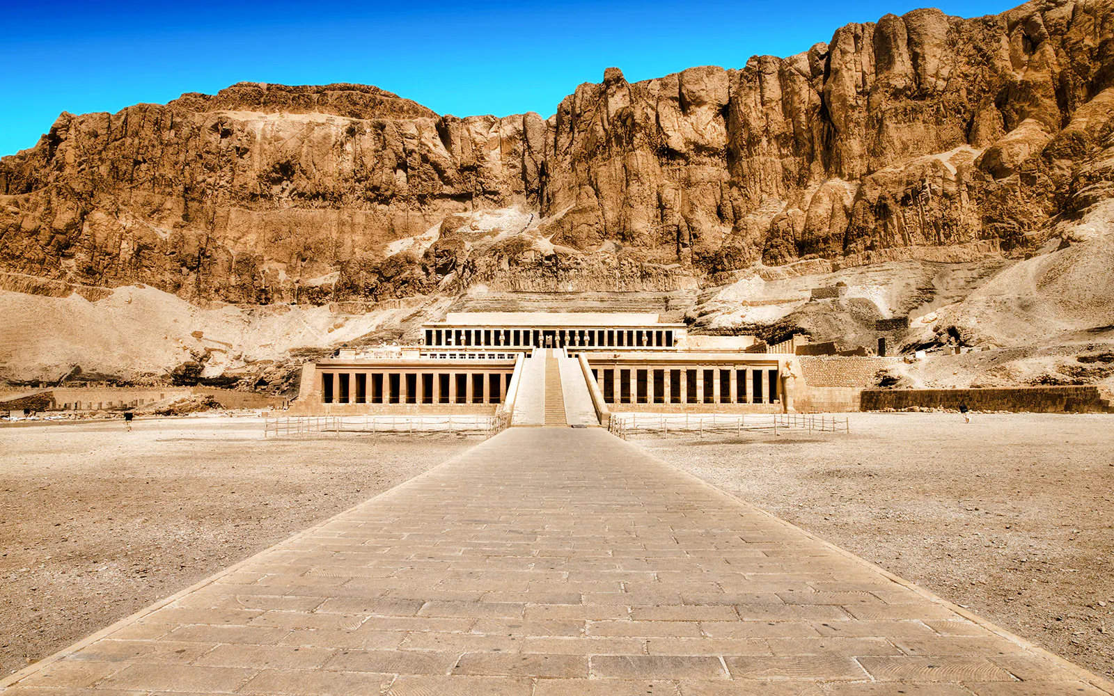 Luxor Private West and East Bank Tour with Lunch and Egyptologist Guide Image 8