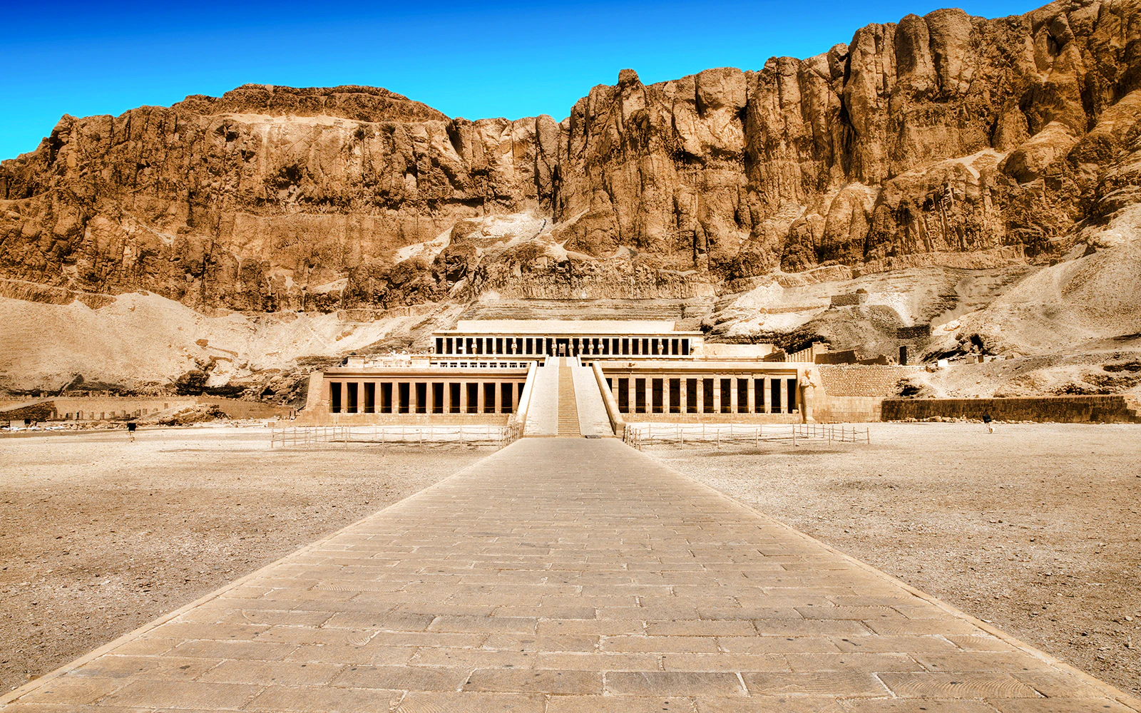 Luxor Private West and East Bank Tour with Lunch and Egyptologist Guide Image 8