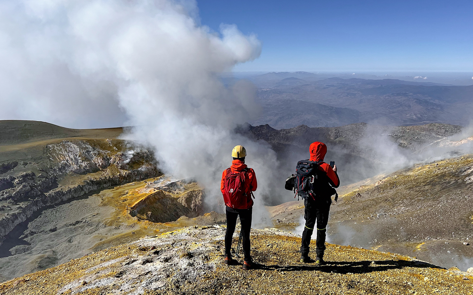 Laghetto crater (~2,580m)