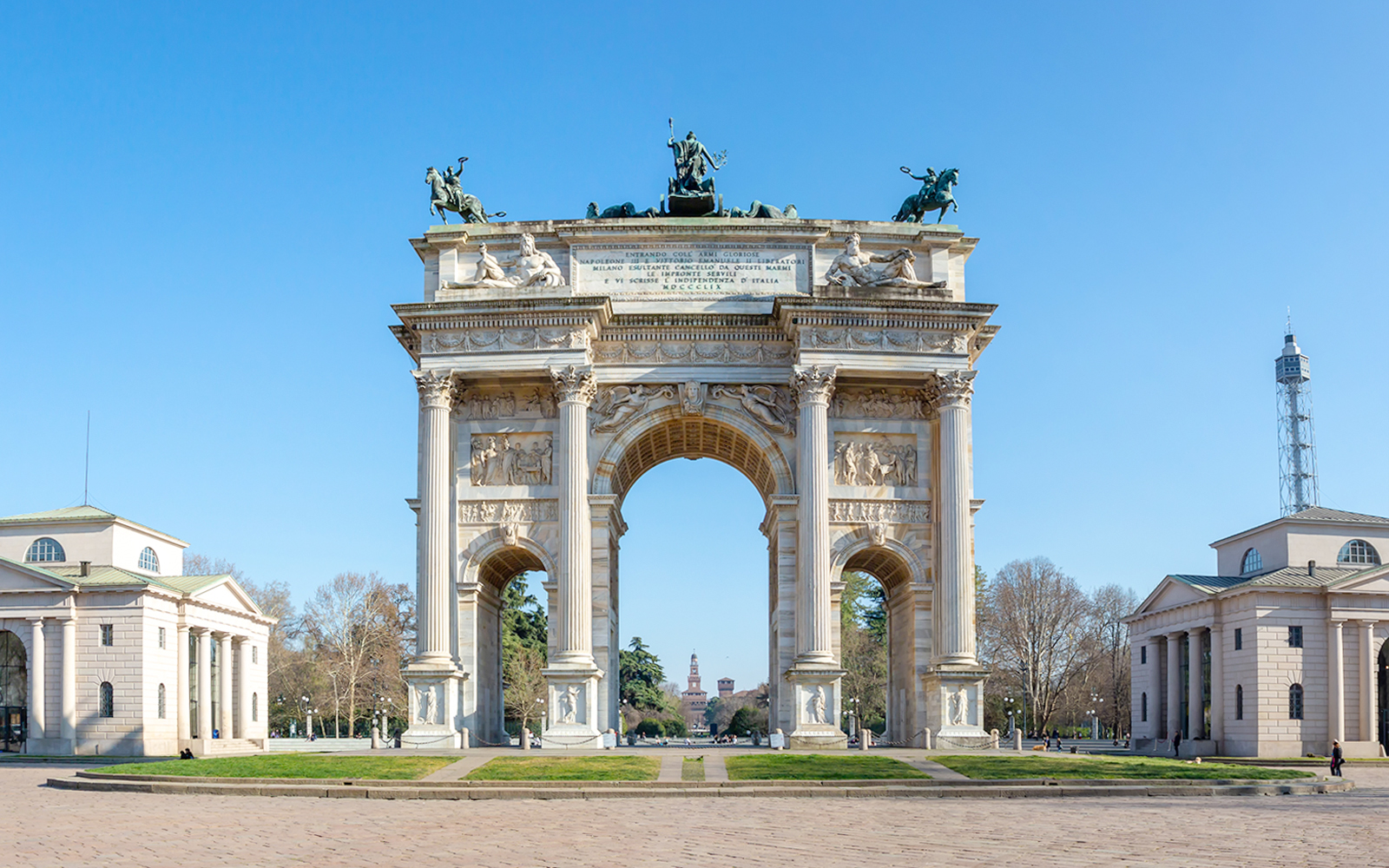 Arch of Peace in Milan with surrounding neoclassical buildings and clear sky.