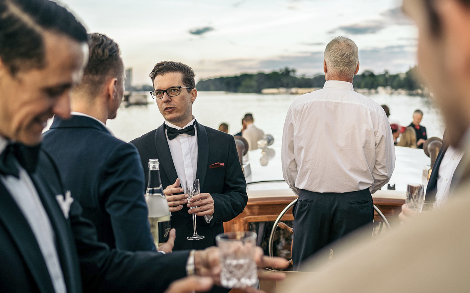 Guests enjoying drinks on a Berlin sightseeing cruise.