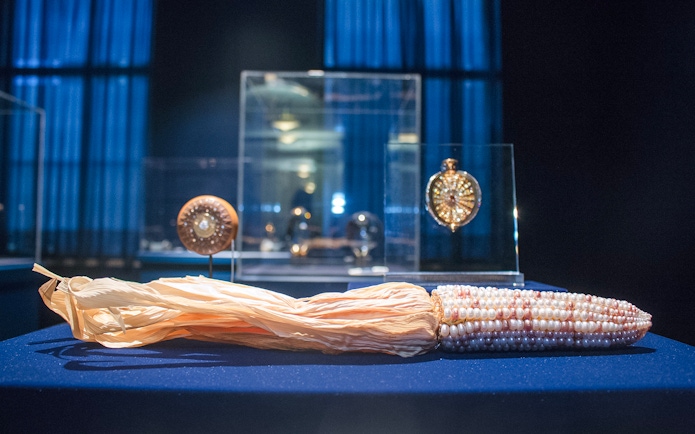 Pearl corn sculpture display at Smithsonian National Museum of Natural History.