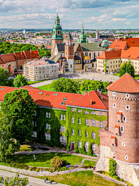 Aerial view of Wawel Royal Castle in Kraków, Poland, showcasing its historic architecture and surrounding greenery.